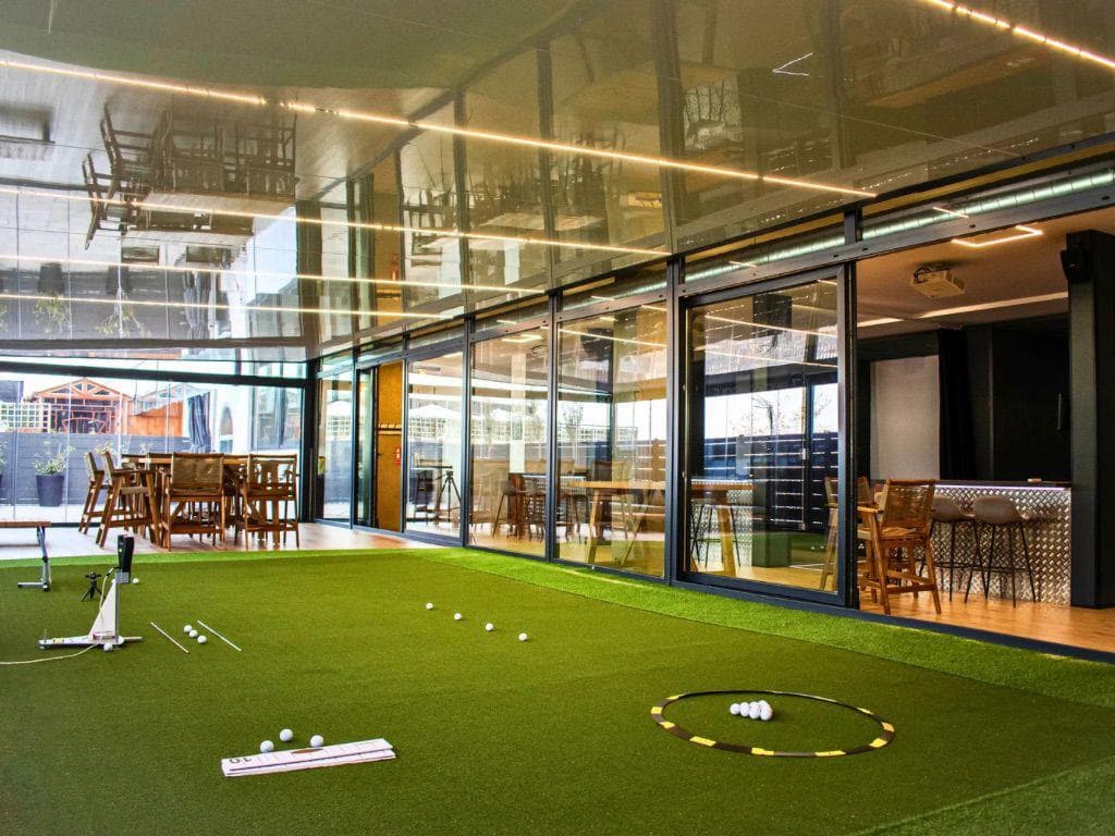 7 Indoor Golf putting green