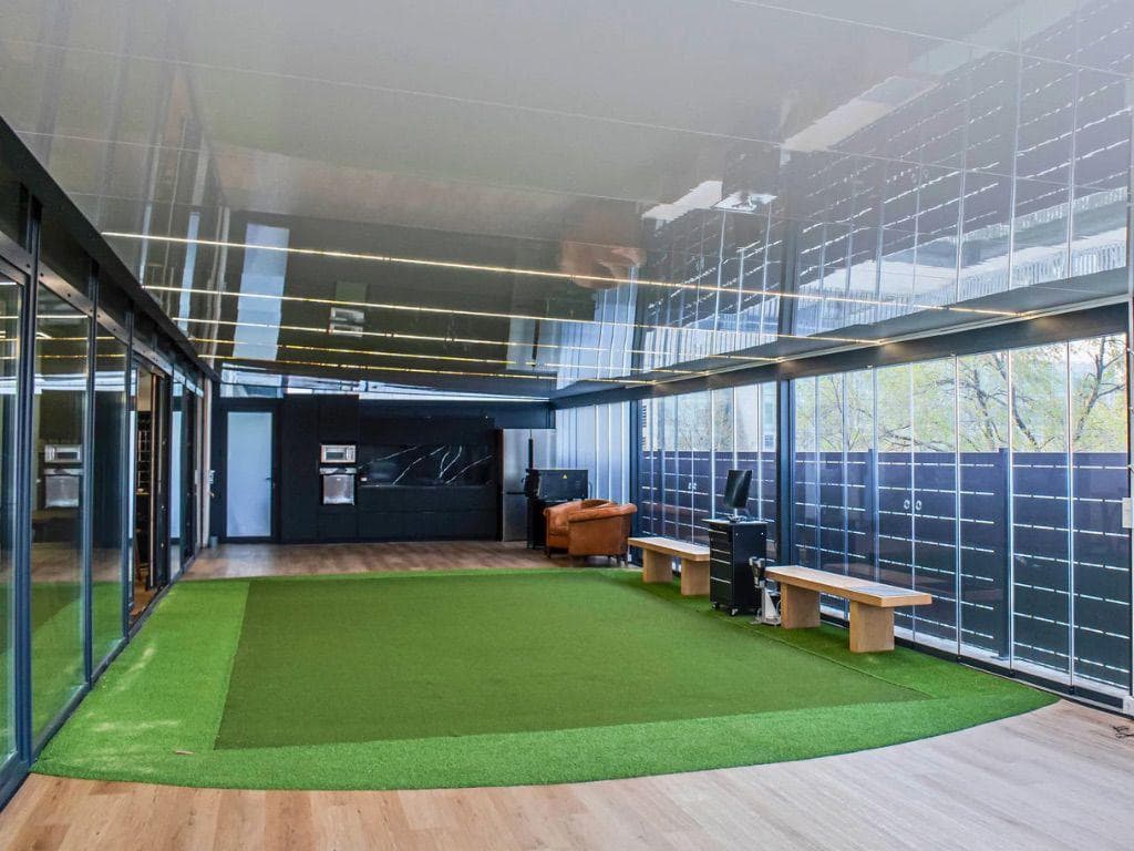 7 Indoor Golf putting green