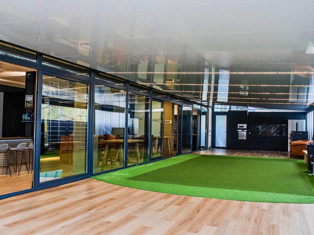 7 Indoor Golf putting green